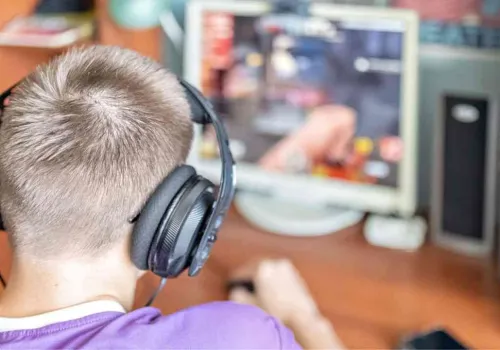 Dziecko za dużo gra? Sama edukacja może nie wystarczyć