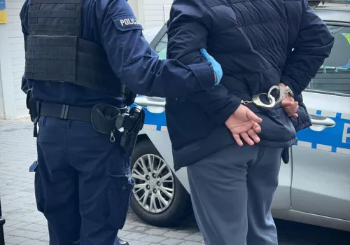 Policjanci dostali informację o narkotykach. U 42-latka znaleźli prawie 3 kilogramy marihuany