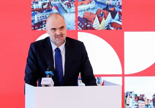 Ambasador w Chinach złożył rezygnację. Ostra riposta Sikorskiego