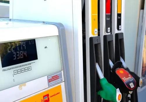 Benzyna tańsza o 63 grosze, diesel też w dół. O ile mniej zapłacimy za tankowanie na Wszystkich Świętych 2026