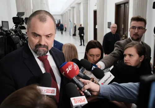 Policja przed TK. Ambasador RP w Chinach rezygnuje. Sikorski o "nieprofesjonalnym zakończenie misji"