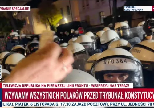 Kolejne starcia przed TK. Protestujący zablokowali funkcjonariuszy