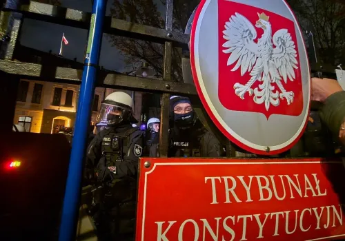 Policja reaguje na ataki polityków. „Policji nie ma wewnątrz trybunału”