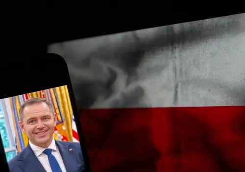 Karol Nawrocki szarpany przed budynkiem Trybunału Konstytucyjnego. Doszło do przepychanek SOP z policją