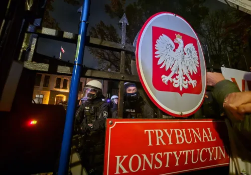 Kryzys w TK – prezydent zwołuje pilne konsultacje sił parlamentarnych; premier pisze o przywracaniu rządów pra …