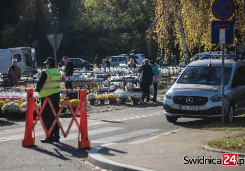 Jak dojechać na cmentarze? Gdzie parkować? Zmiany w organizacji ruchu na Wszystkich Świętych