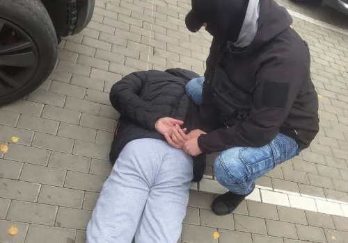 Złodziej paliwa uciekał przed policją. Pościg zakończył się zderzeniem z radiowozem