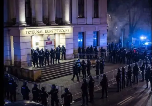 Europa w ogniu niezadowolenia. Francja płonie, zamieszki, rola Rosji i sytuacja przed TK w Warszawie