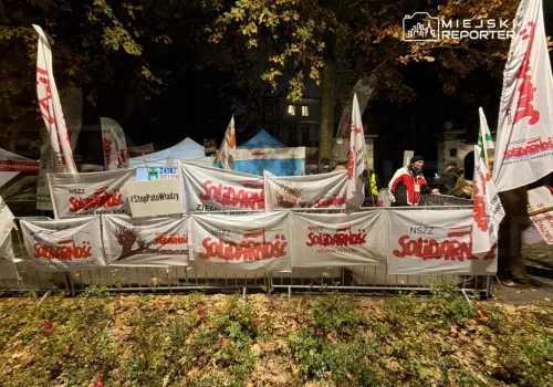 Polityczna wojna o Trybunał Konstytucyjny i policja pod bramą. O co chodzi w konflikcie, który trwa od ponad 10 lat?
