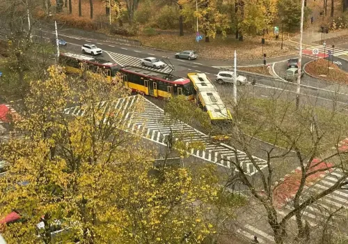 Groźna kolizja autobusu z tramwajem na Bałutach. Utrudnienia w rejonie cmentarza