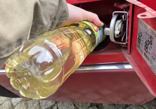 Kierowcy znów tankują z koszyków. Olej rzepakowy 4 zł taniej niż diesel