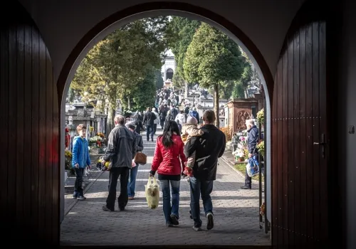 Wyjeżdżasz na groby? Policja doradza jak zrobić to bezpiecznie