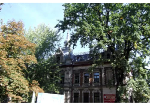 Hotel za pałacowymi drzwiami. Łódź ma plan na znany adres