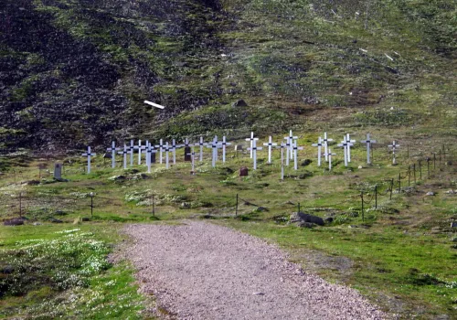 W Longyearbyen od 1950 roku nie chowa się zmarłych. Zmarzlina nie pozwalała ciałom się rozłożyć