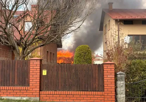 Pożar garażu w Boguchwale. Siedem zastępów straży na miejscu