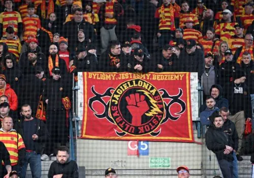 Duży wyjazd kibiców Jagiellonii. "Przejęli" stadion Wisły. Miesiąc temu zbojkotowali tu mecz swojej drużyny