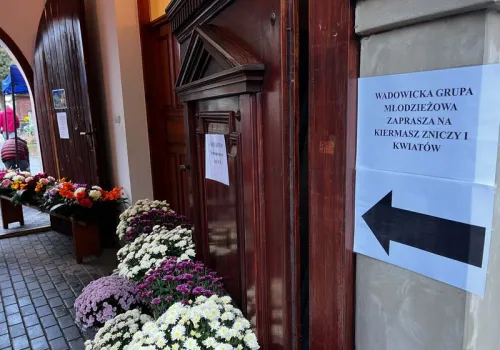 Z Wadowic do Seulu. Młodzież sprzedaje kwiaty i znicze, żeby zobaczyć papieża na końcu świata