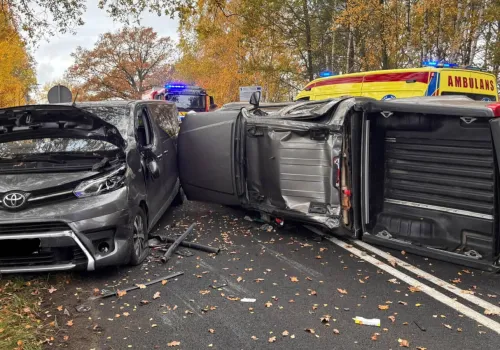 Wypadek na DW296 pod Kożuchowem. Rozbite dwa auta, jedno na boku (ZDJĘCIA)