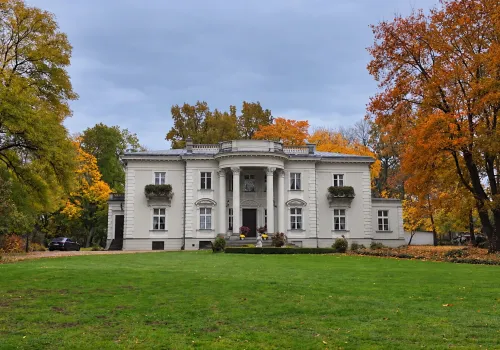 Zobaczcie, co kryje się za drzwiami pałacu Marchwickich w Brzeźnie. Trudno uwierzyć, jak wyglądał 20 lat temu (reportaż)