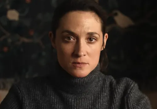 W telewizji rozpoznała zabójcę siostry. Potem zaprosiła go do domu. Nowy thriller podbija Netfliksa