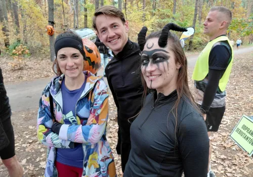 Czarownica z kijkami i 83-letni szkieletor. Halloweenowy bieg po zdrowie w Toruniu