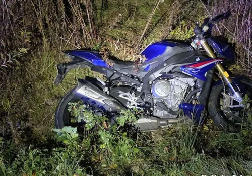 Uciekał kradzionym motocyklem za blisko 100 tys. zł. Uderzył w radiowóz, potem rzucił się w nogi