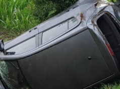 Dachowanie samochodu, poszkodowany mężczyzna przewieziony do szpitala