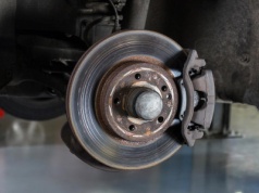 Toczenie tarcz hamulcowych – o co chodzi i kto może o tym pomyśleć?