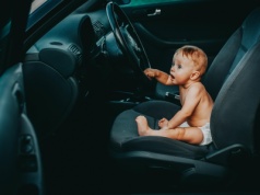 Przeproście Bosaka! Foteliki samochodowe dla dzieci obniżają dzietność [BADANIE]