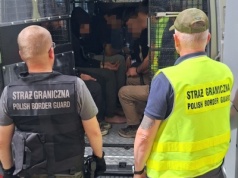 Migranci i ich przewoźnik zatrzymani tuż przed granicą
