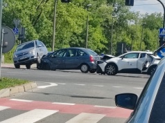 Zderzenie trzech samochodów na Nowochuckiej (ZDJĘCIA)
