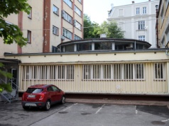 Olsztyńska rotunda na sprzedaż. Tajemniczy budynek schowany jest za wieżowcem