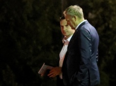 Już było ciemno, gdy politycy wyszli ze spotkania ws. rekonstrukcji. Mina Tuska mówi…