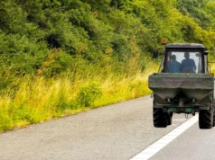 Czy ciągnik może jechać poboczem? Wyjaśniamy zasady poruszania się podczas żniw