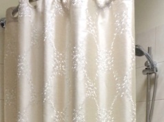 Rozpyl na brudną zasłonę prysznicową. Będzie lśnić czystością