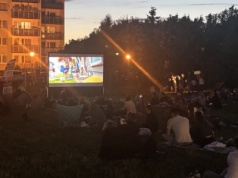 Zamiast kanapy i pilota – koc i trawa. Kino pod gołym niebem przyciągnęło świdniczan