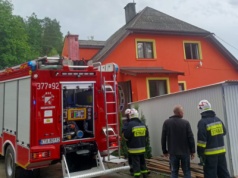 Mężczyzna poparzony podczas próby gaszenia pożaru domu
