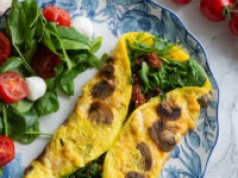 Omlet z pieczarkami, szpinakiem i suszonymi pomidorami