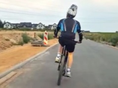 Agresywny rowerzysta blokował drogę i atakował kierowcę. Lawina reakcji pod nagraniem