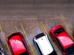 Sejm za wykreśleniem ze specustawy mieszkaniowej normy miejsc parkingowych