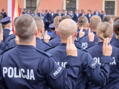 Policja chwali się, że jest więcej chętnych do służby, zapowiada nowe ośrodki szkoleniowe i powołanie kolejnej wyższej uczelni