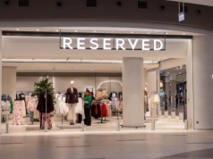 Burgundowa sukienka z Reserved nadaje kobiecego wdzięku każdej sylwetce. Luźna w Born2Be