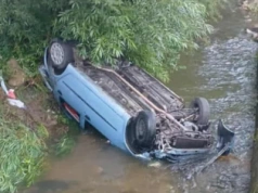 Czernica: Ford wpadł do rzeki