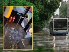 Woda wdarła się do autubusu miejskiego. Niecodzienne sceny