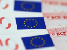 Euro zyskuje po umowie handlowej. Rynki czekają na decyzje banków centralnych