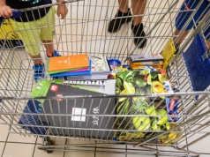 300 plus na wyprawkę. ZUS już wypłaca pieniądze. Wiadomo, kto najszybciej dostanie środki