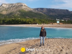 Mieszka na chorwackiej wyspie Brač. 