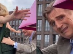 Pamela Anderson i Liam Neeson odtworzyli kultową scenę z "Titanica". Mina aktora to mistrzostwo