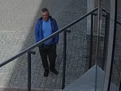 Zniszczył kamienną płytę w budynku banku. Policja publikuje zdjęcia z monitoringu