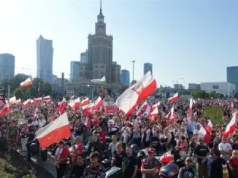 Morze biało-czerwonych flag w 81 rocznicę Powstania Warszawskiego